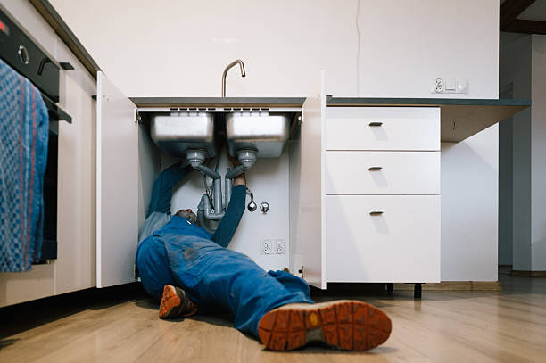 Professional Emergency Plumber technician working in Fayette, AL